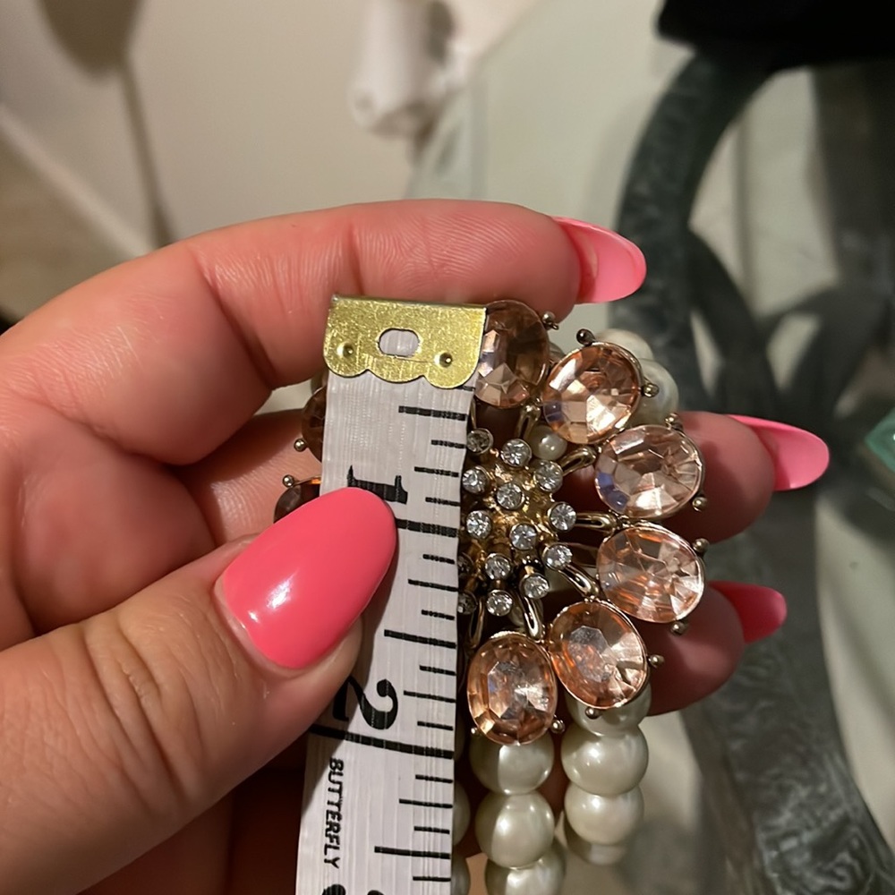 PEARLS AND PINK CRYSTALS FLOWER BRACELET. - Picture 9 of 9